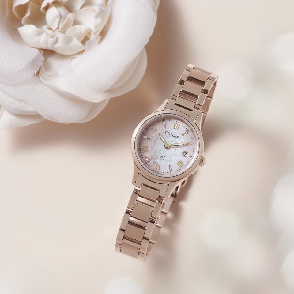 シチズン クロスシー』満開のカメリアを白蝶貝文字板に表現した限定