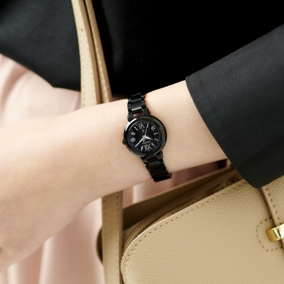 シチズンクロスシー』から、凛とした中にフェミニンな表情が漂うオール