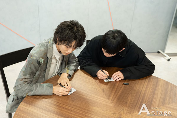 豊田裕大＆大倉空人 直筆サイン入りチェキプレゼント！！ 映画『レッド