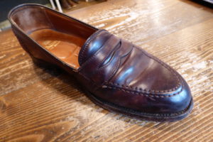 Alden（オールデン）ローファーのコードバンが裂けた部分を革をあてて