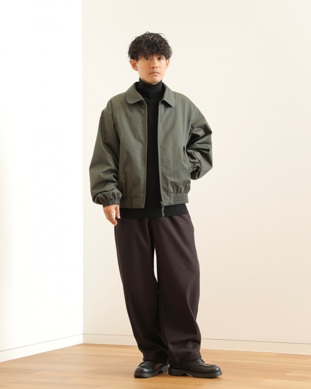 ダブルフェイスフルジップジャケット、ハイネックセーター」の着用