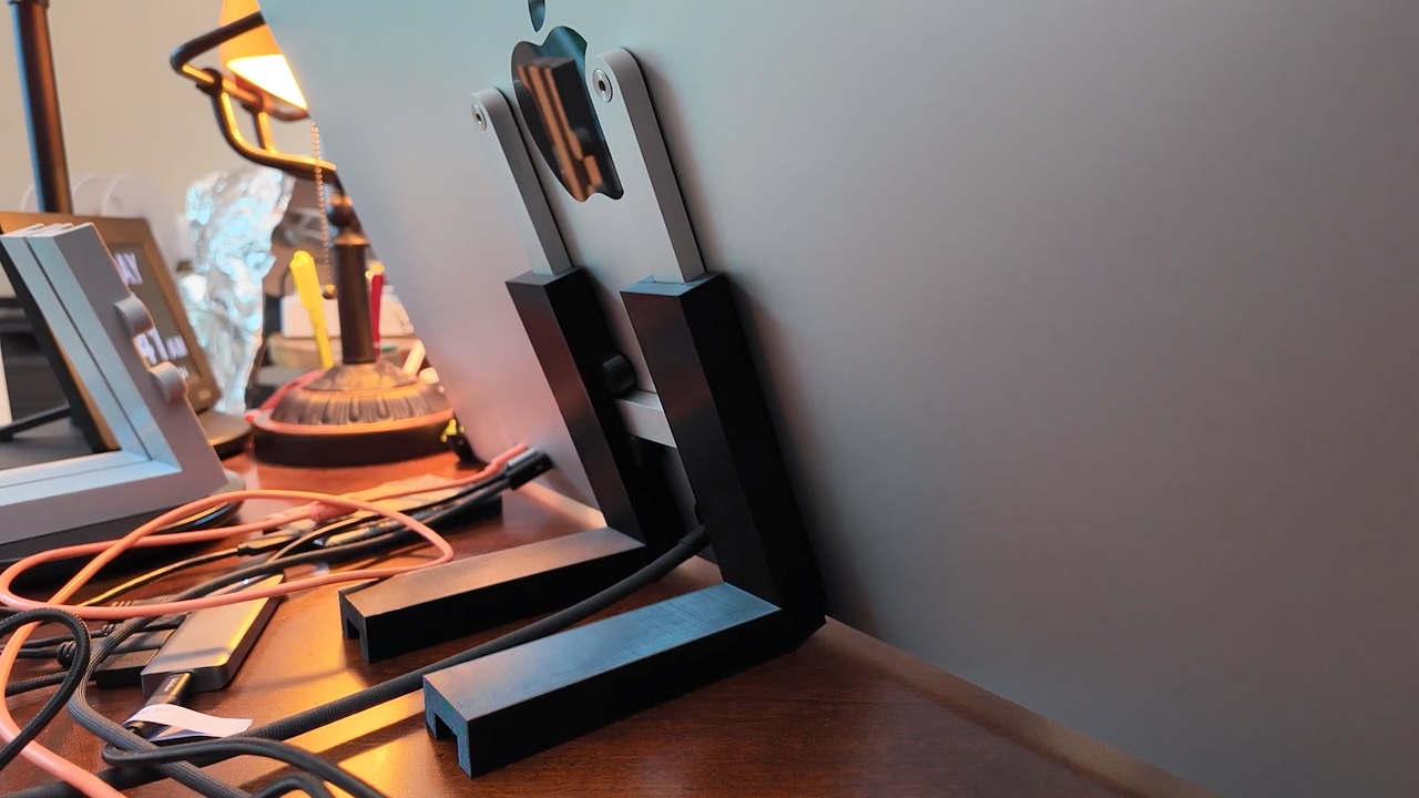 Apple Studio Displayや24インチiMacのVESAモデルをデスクレベルの高さ