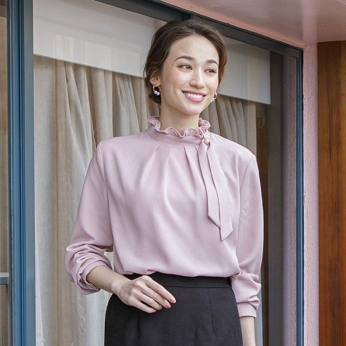 フリルスタンドカラーブラウス｜上品フェミニンな旬顔トップス