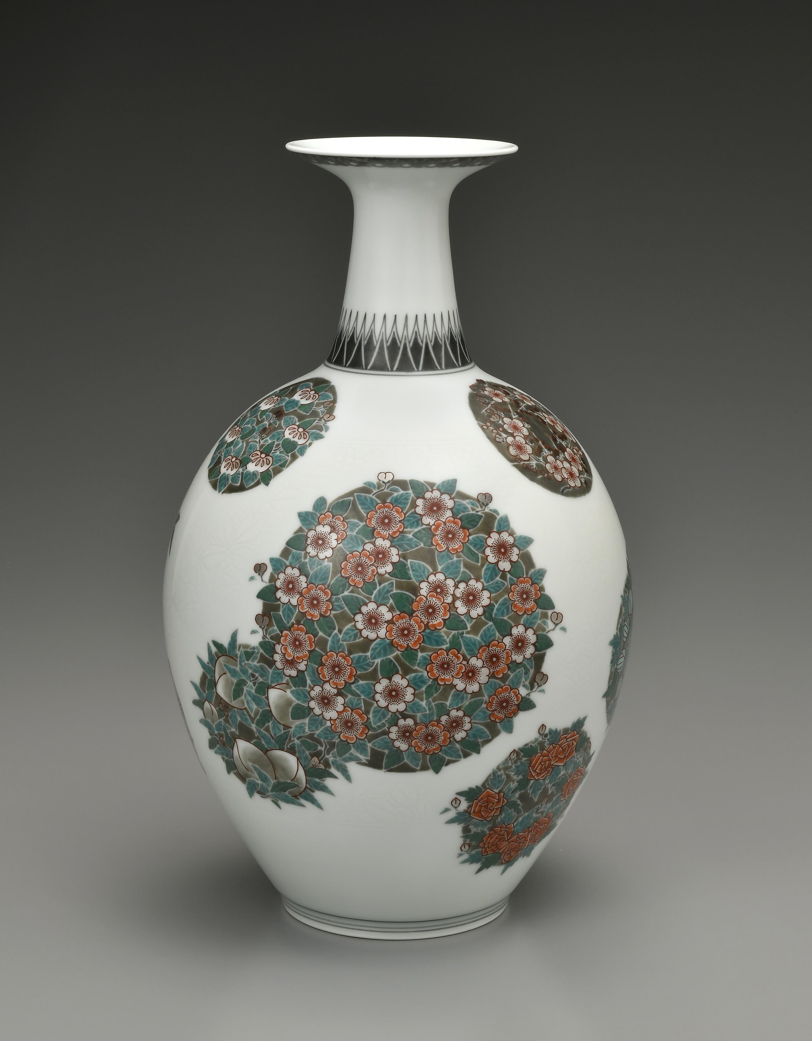 十四代 今泉今右衛門『 色絵雪花墨色墨はじき四季花文花瓶【お