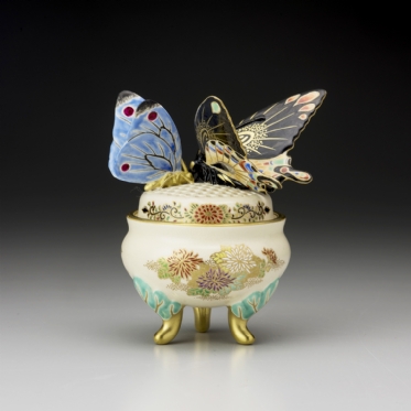 十五代 沈壽官『 薩摩亀甲透蝶乗香爐（さつまきっこうすかしちょうのり