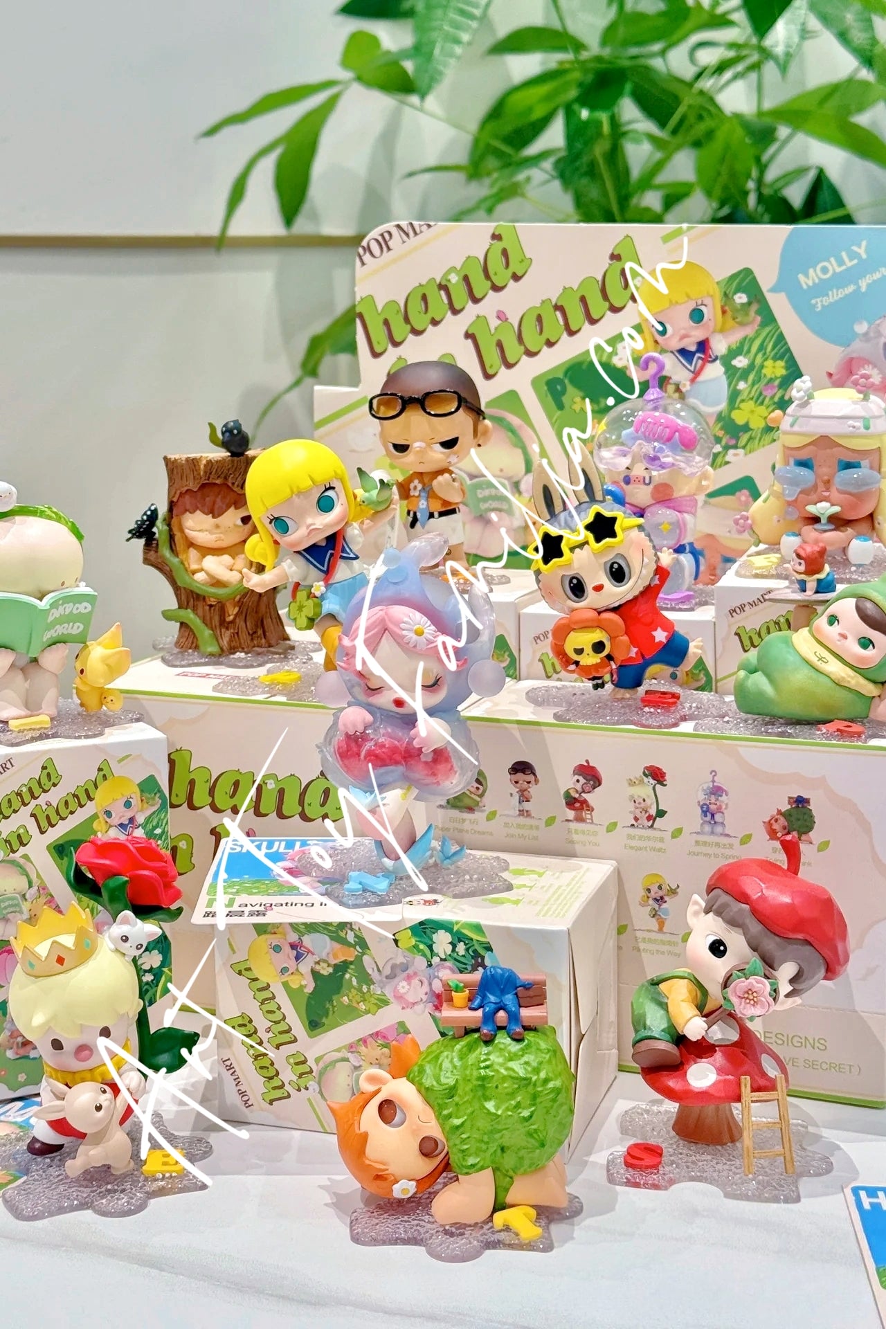 Hand In Hand Series | POP MART – Art Toy Familia