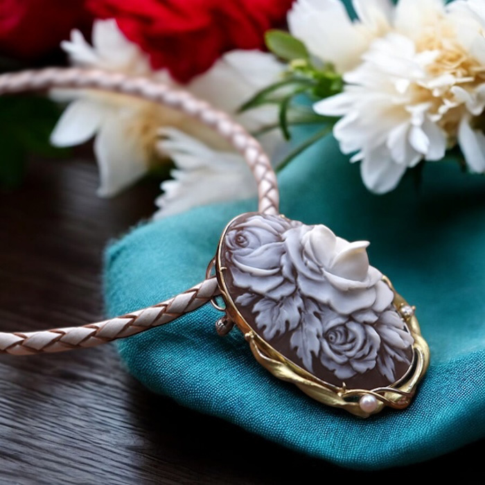 花のカメオブローチ＆ネックレス｜薔薇の立体シェルカメオ 18金