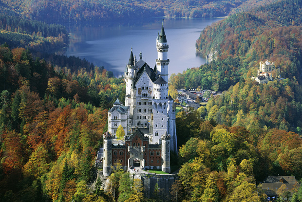 必見！ドイツの名城ノイシュバンシュタインを造った人物とは？