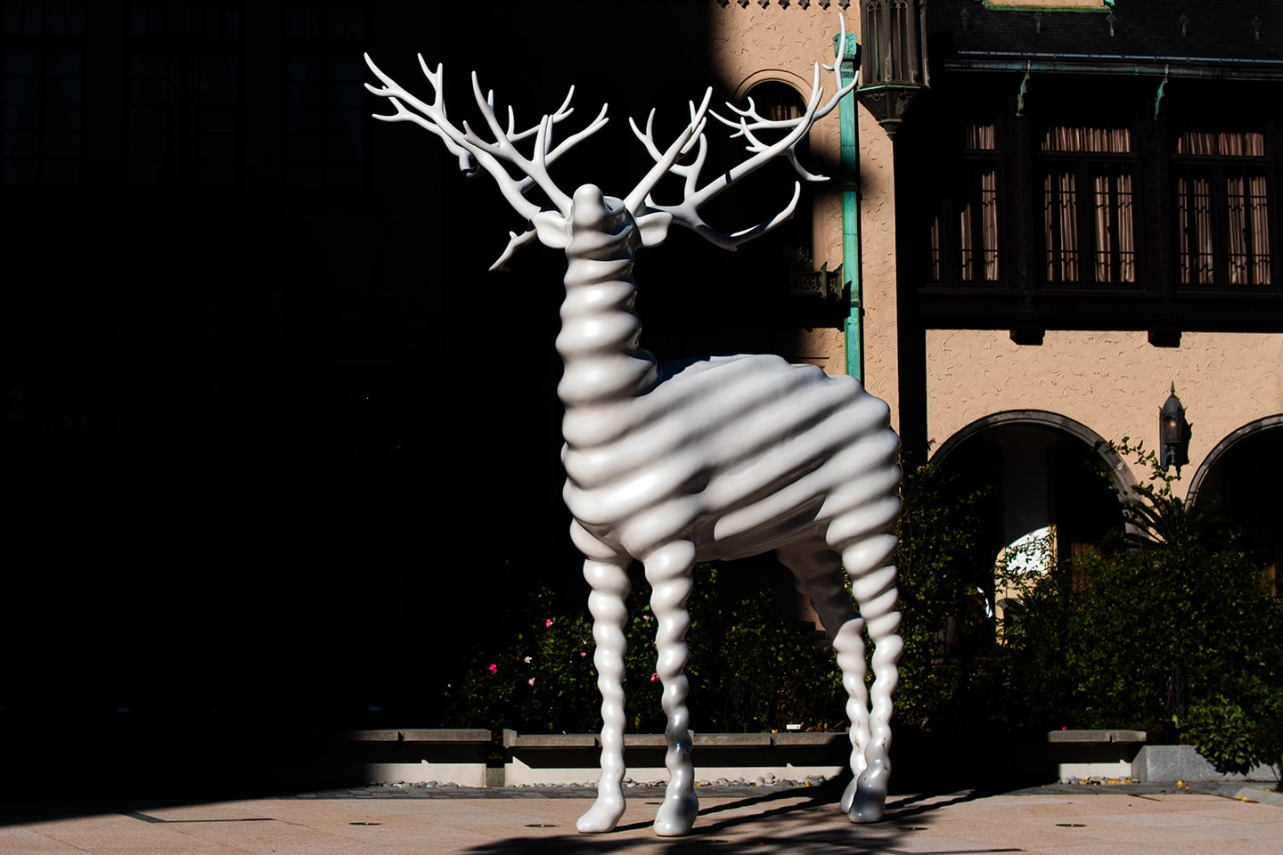 東京ガーデンテラス紀尾井町にある名和晃平の白い鹿から現代の彫刻を