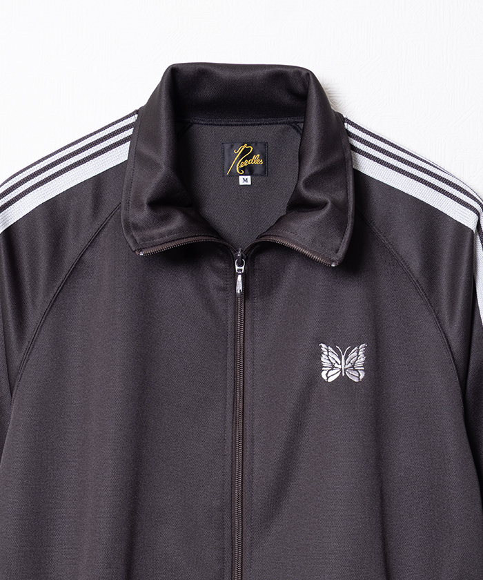 Needles】チャコールが描き出す、静かなるトラックセットアップ