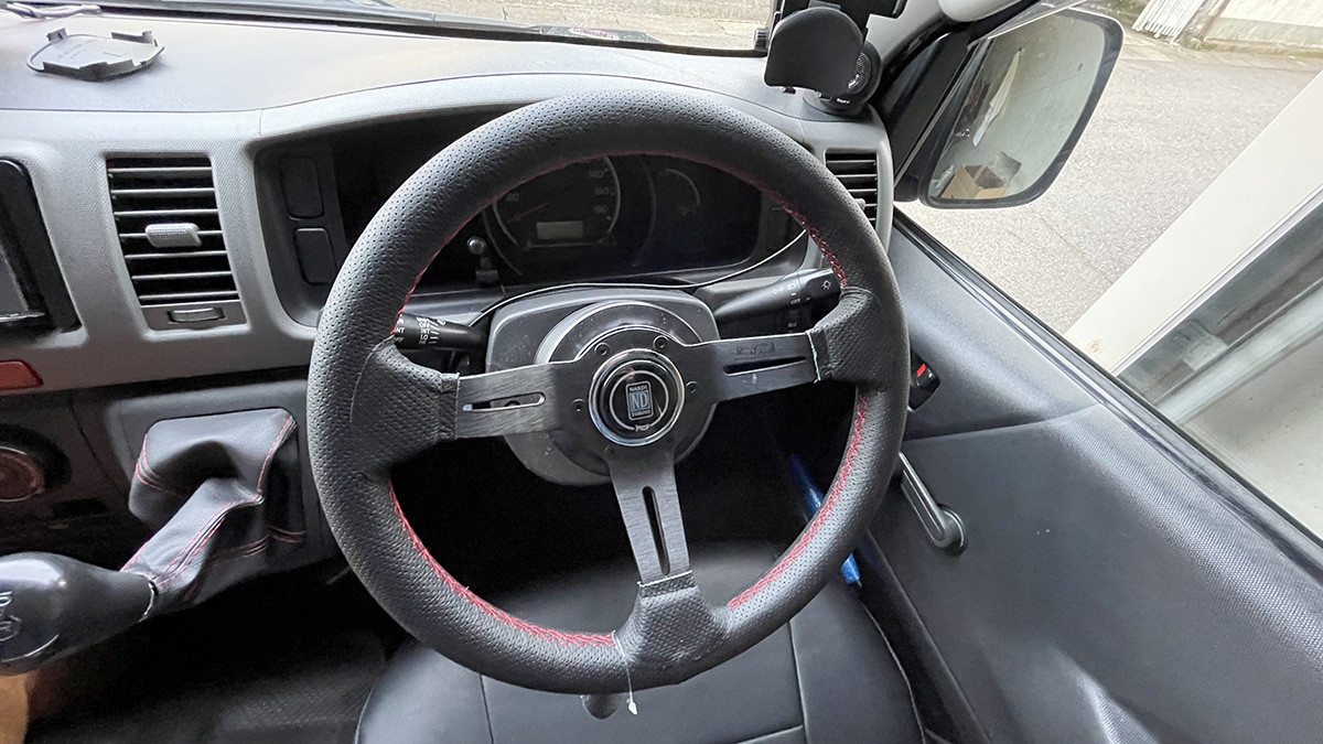 ハイエース200系 ステアリング交換 | あた岡狂太郎の生活