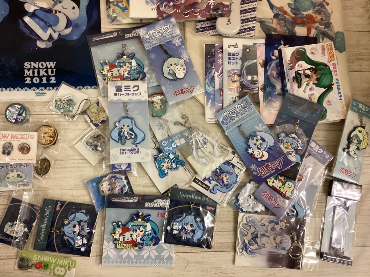 初音ミクグッズまとめ売り(雪ミク多め)-ランクル200 ZX後期コンソール