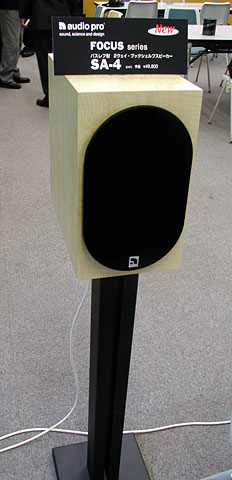 ロッキー インターナショナル、ピアノ仕上げのトールボーイスピーカーなど