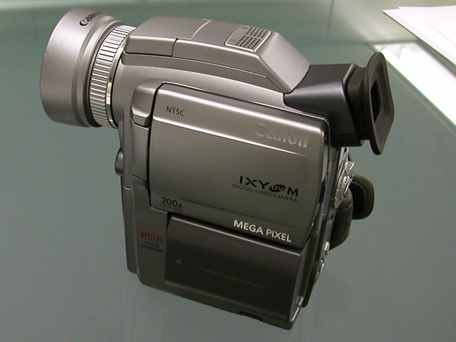 キヤノン、133万画素CCDと光学手ぶれ補正搭載「IXY DV M」