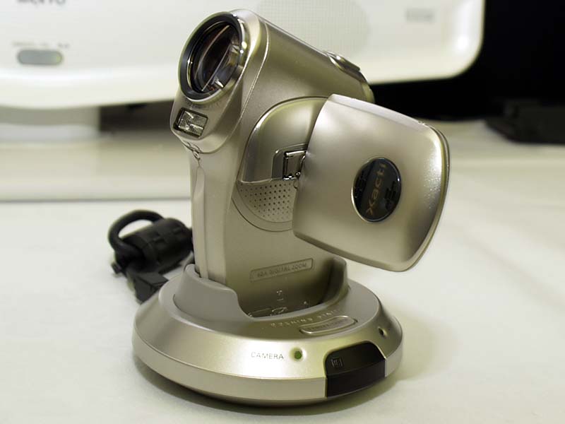 三洋、手ぶれ補正搭載のMPEG-4カメラ「Xacti C4」