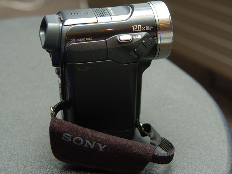 ソニー、独自開発のCMOSセンサ3板式DVカメラ