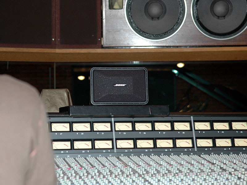 ボーズ、新低音再生技術採用の小型スピーカー