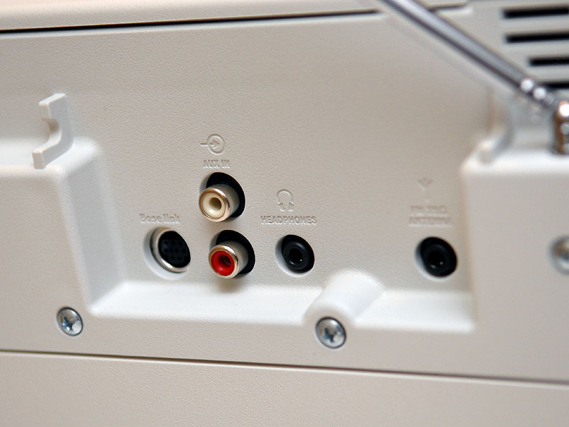 ボーズ、独自技術採用のCD/ラジオ/スピーカー一体型システム