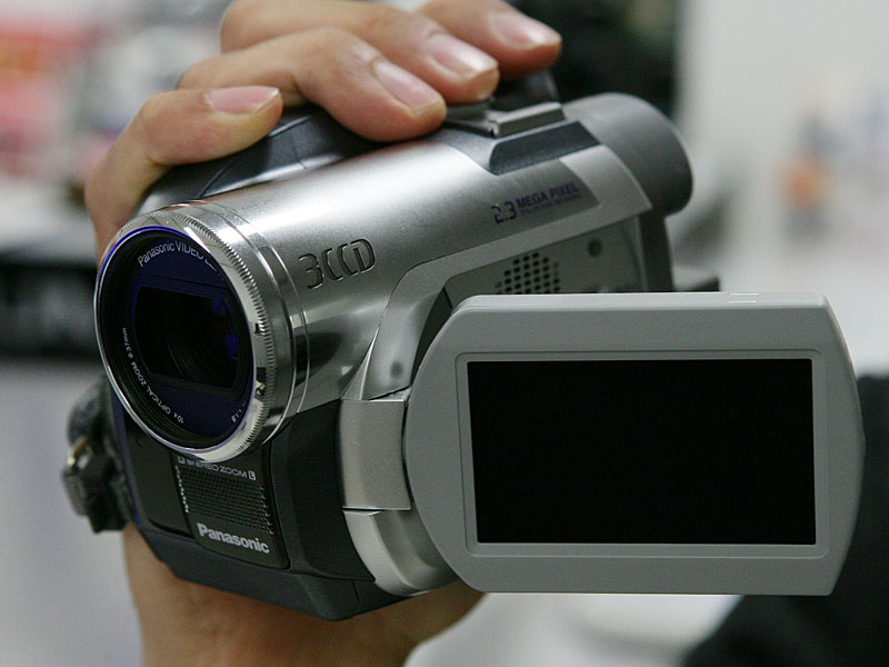 松下、業界初の3CCD方式のDVDカメラ2モデル