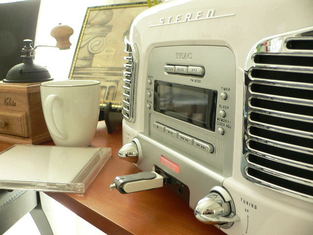 ティアック、USB端子搭載のレトロデザインなCDラジオ