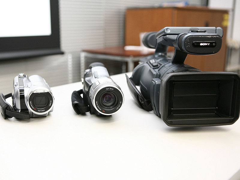 ソニー、HDMI装備の小型・軽量HDVカメラ「HDR-HC3」