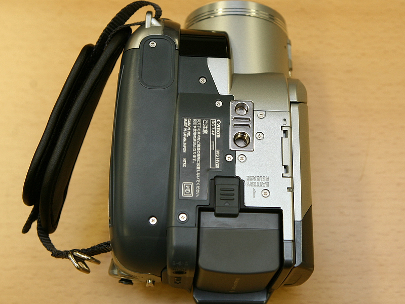 キヤノン、感度が向上した横型HDVカメラ「iVIS HV20」