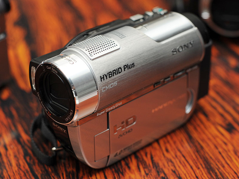ソニー、8GBメモリとDVD/MSも備えた「ハイブリッドプラス」