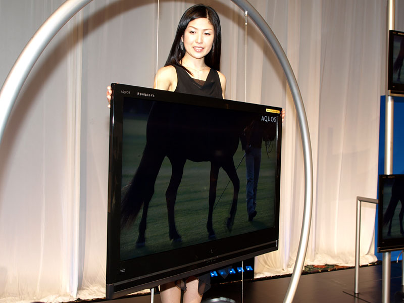 シャープ、業界最薄の液晶テレビ「AQUOS X」
