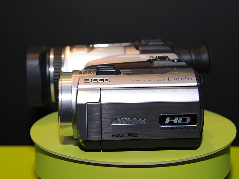 ビクター、世界初の1080/60p出力可能なHDDカム「Everio」