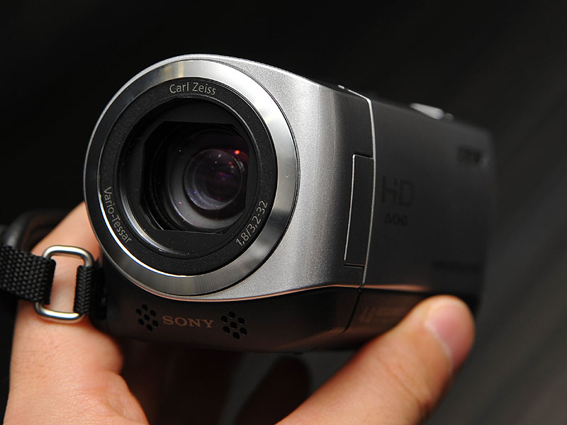 ソニー、16GBメモリ内蔵の小型AVCHDハンディカム