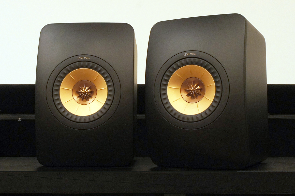 鳥居一豊の「良作×良品」】定番機が“ブラックホール”で進化! KEF