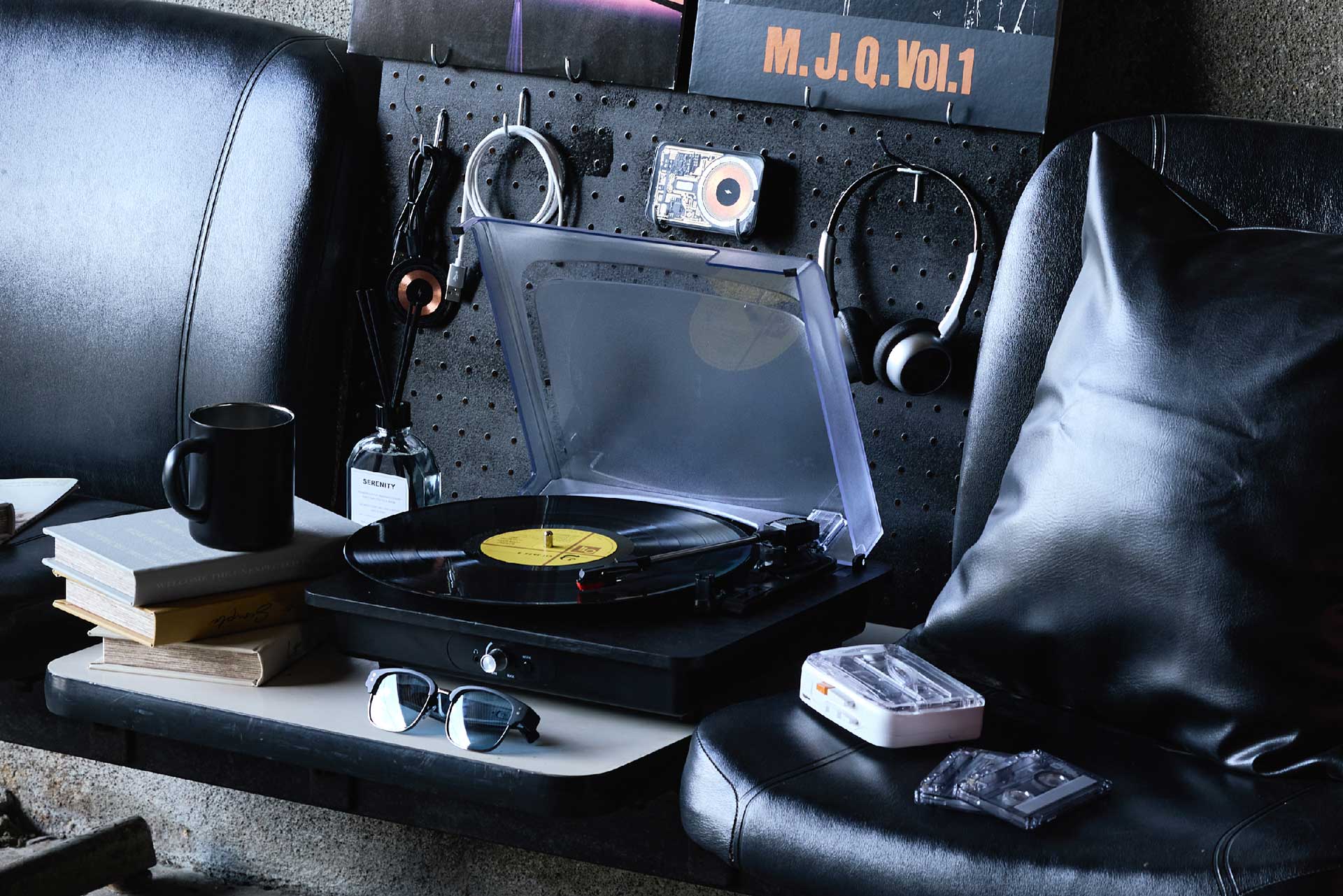 3COINS」からレコードやカセットのプレーヤー。メンズ雑貨「3COINS MEN