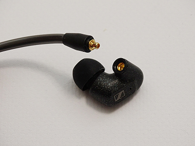 今こそ“有線イヤホン”で聴こう！ ゼンハイザー渾身の新製品「IE 300