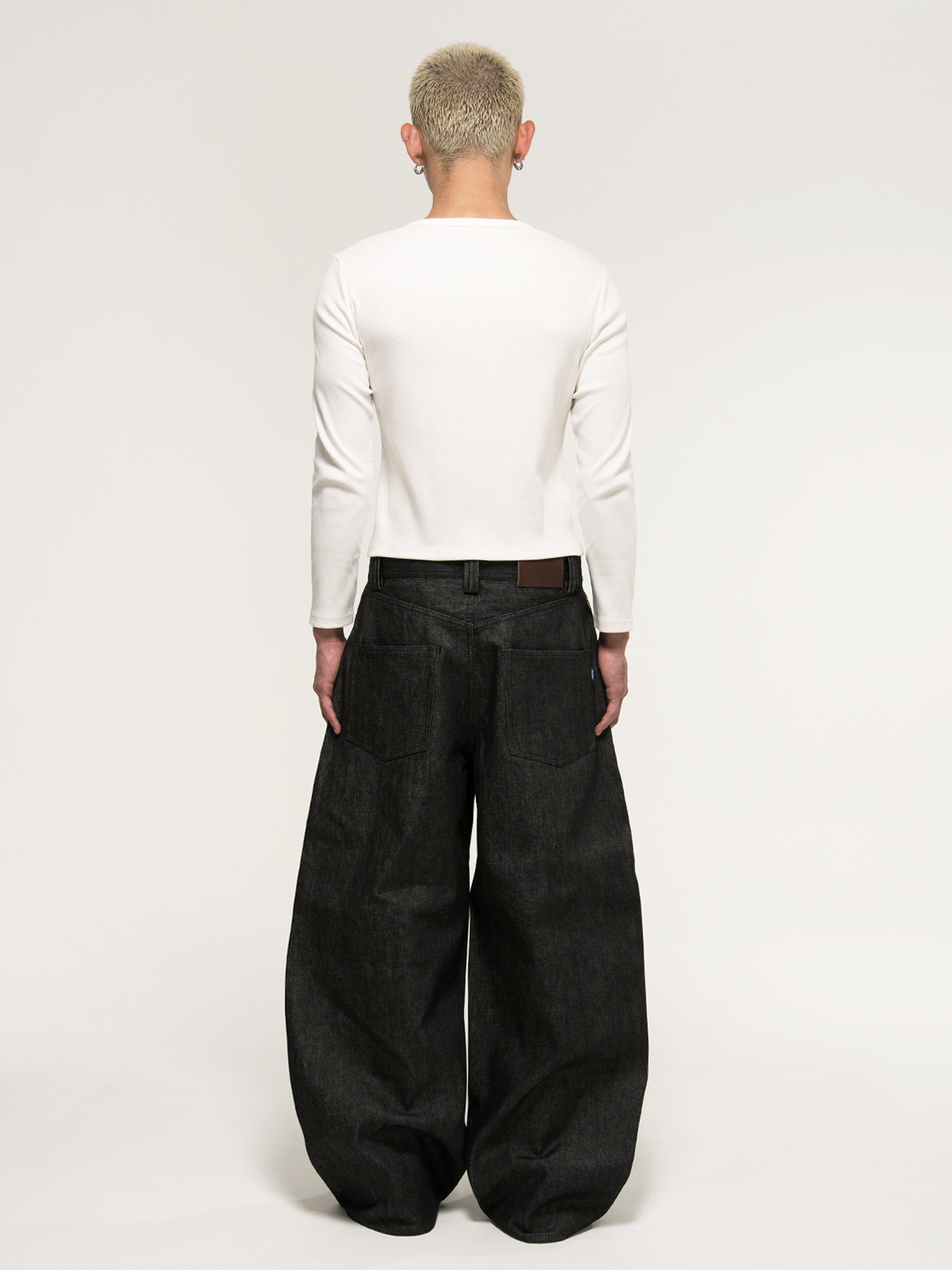 Japanese Selvedge Curved-Leg Jeans - black