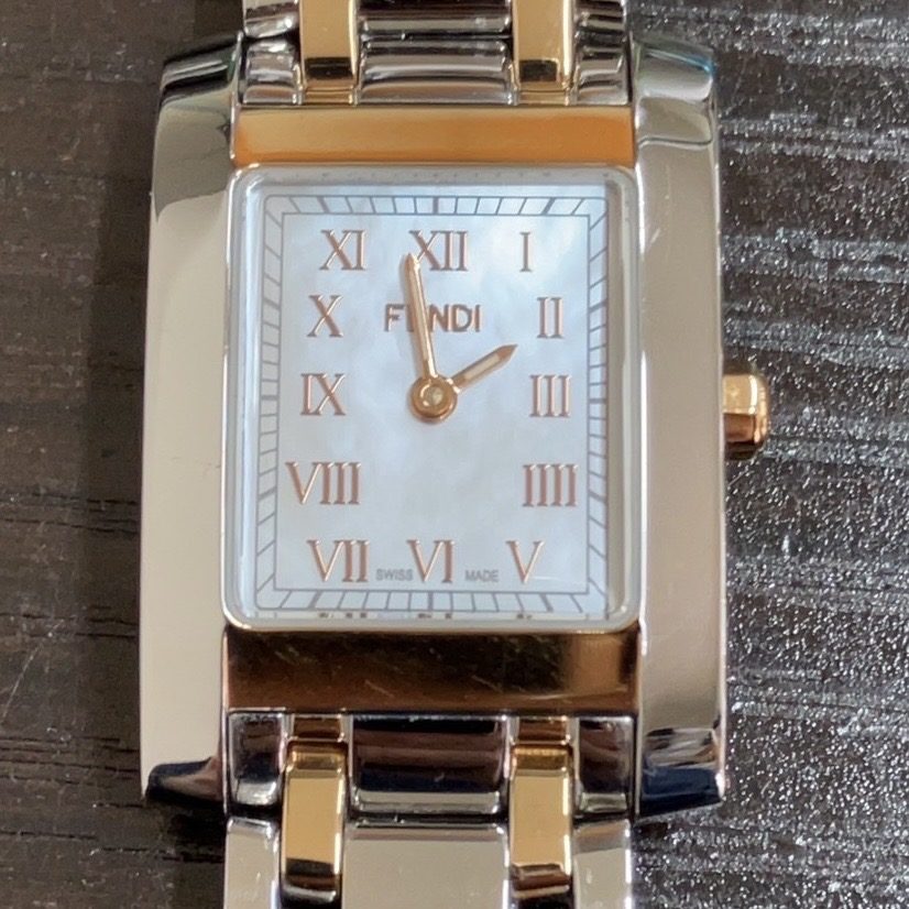 FENDI フェンディ クラシコ 7000L 時計の買取 – BUY&SELL TOKYO