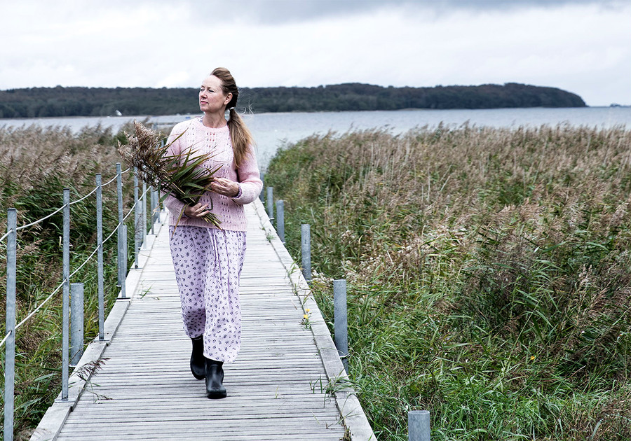 Monika Petersen Lino Print ポスター Poppy 2 Gold フレームセット