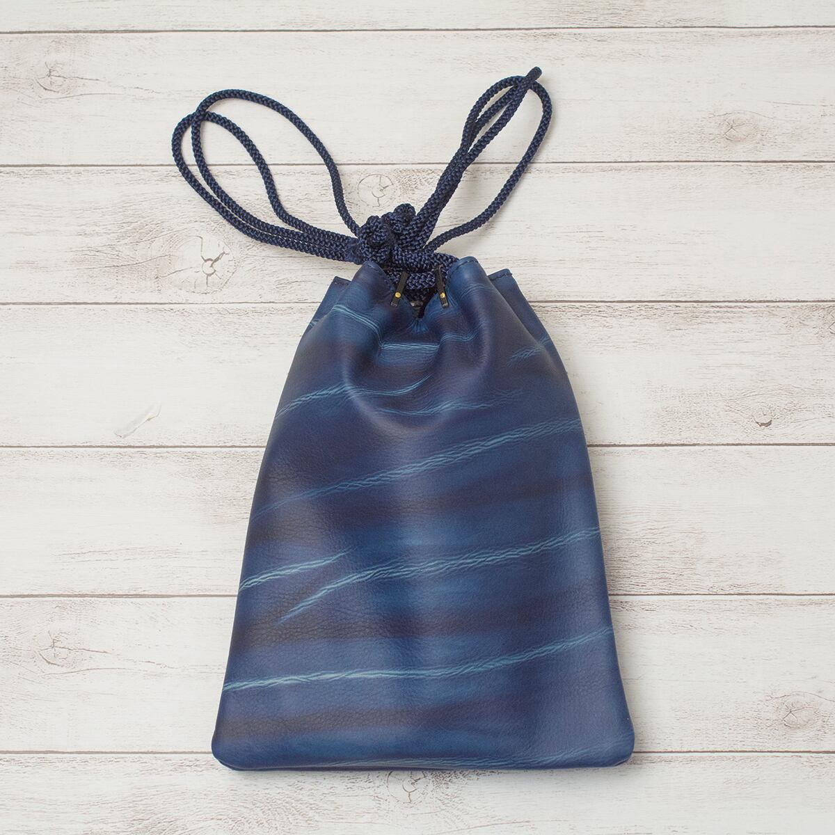 B112 本革 藍染め 絞り 信玄袋 | Kinuya Indigo
