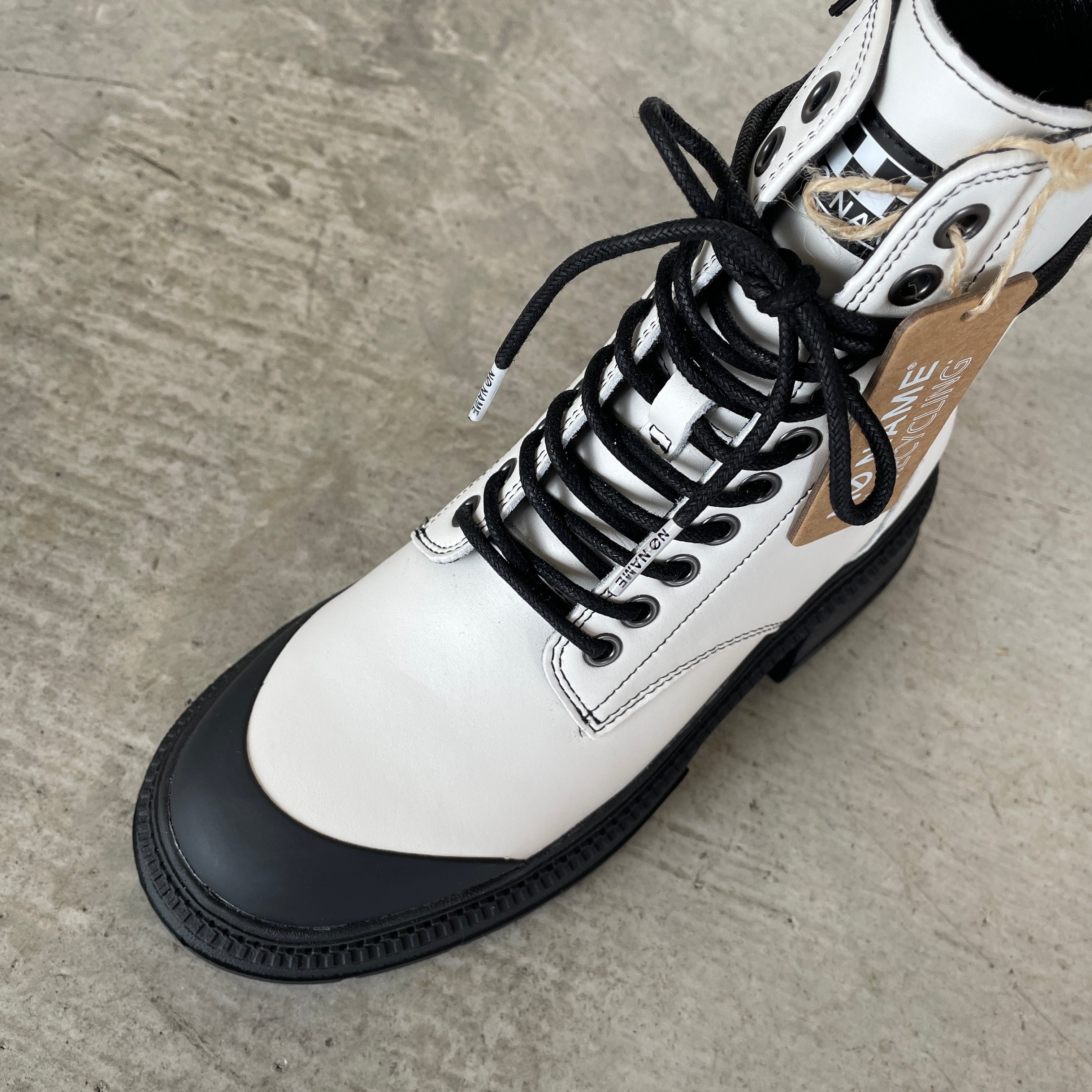 レースアップだけど→紐をとかずに履けちゃうんです♪サイドジップロゴ