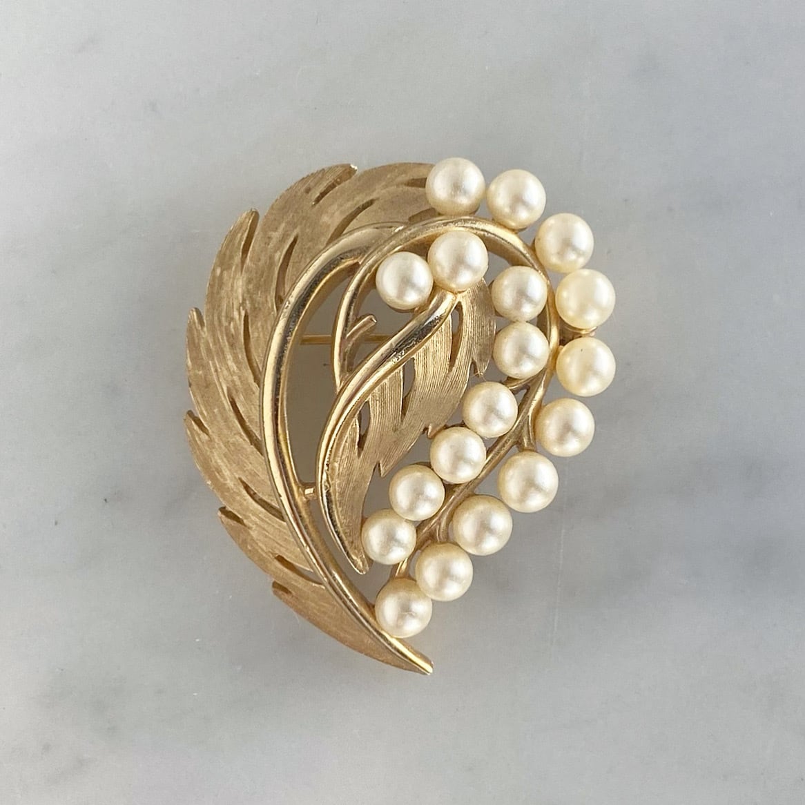 CROWN TRIFARI パールとリーフのブローチ | ARLEQUIN
