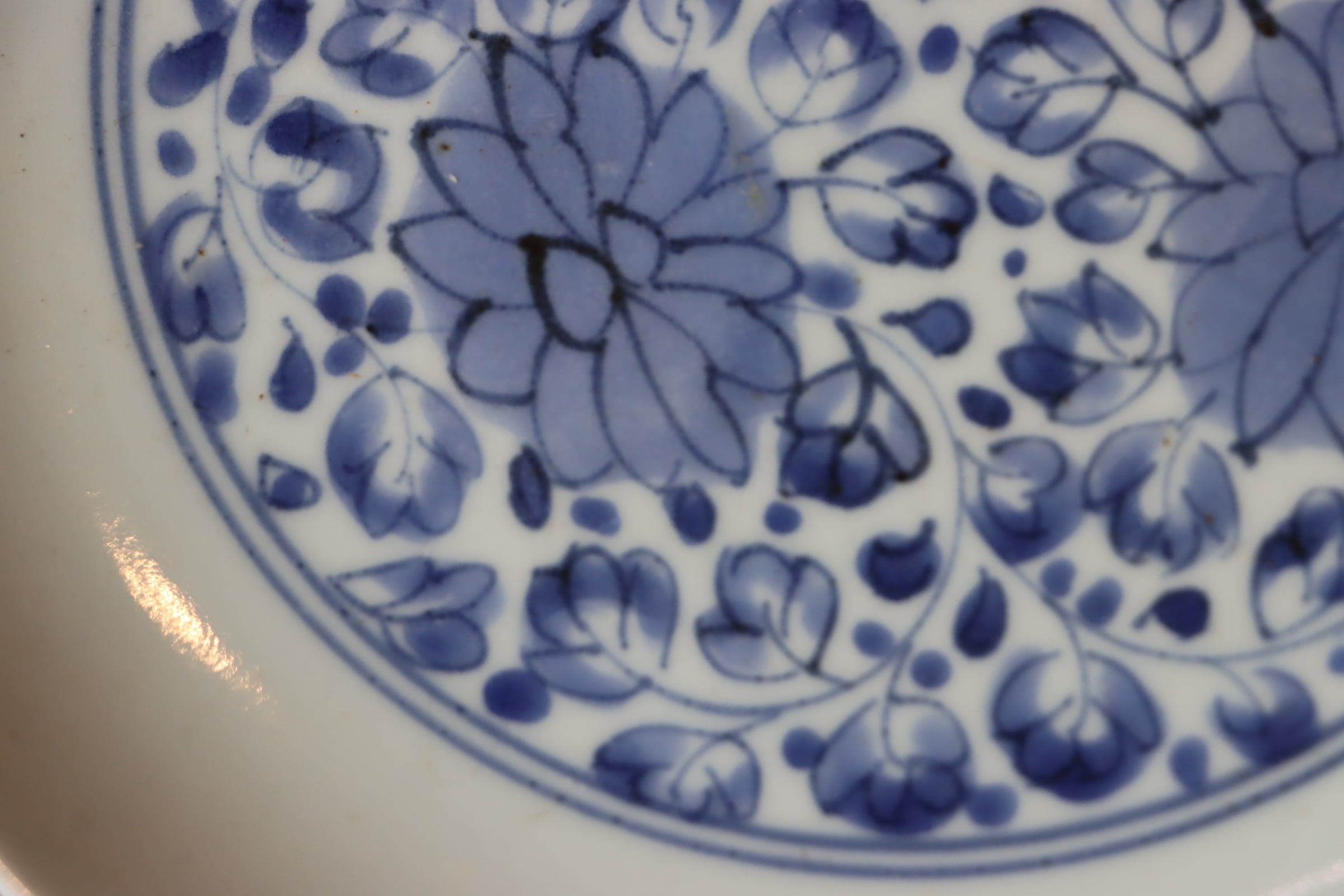 七寸 古伊万里 染付 花唐草文 中皿 | (有)新原美術