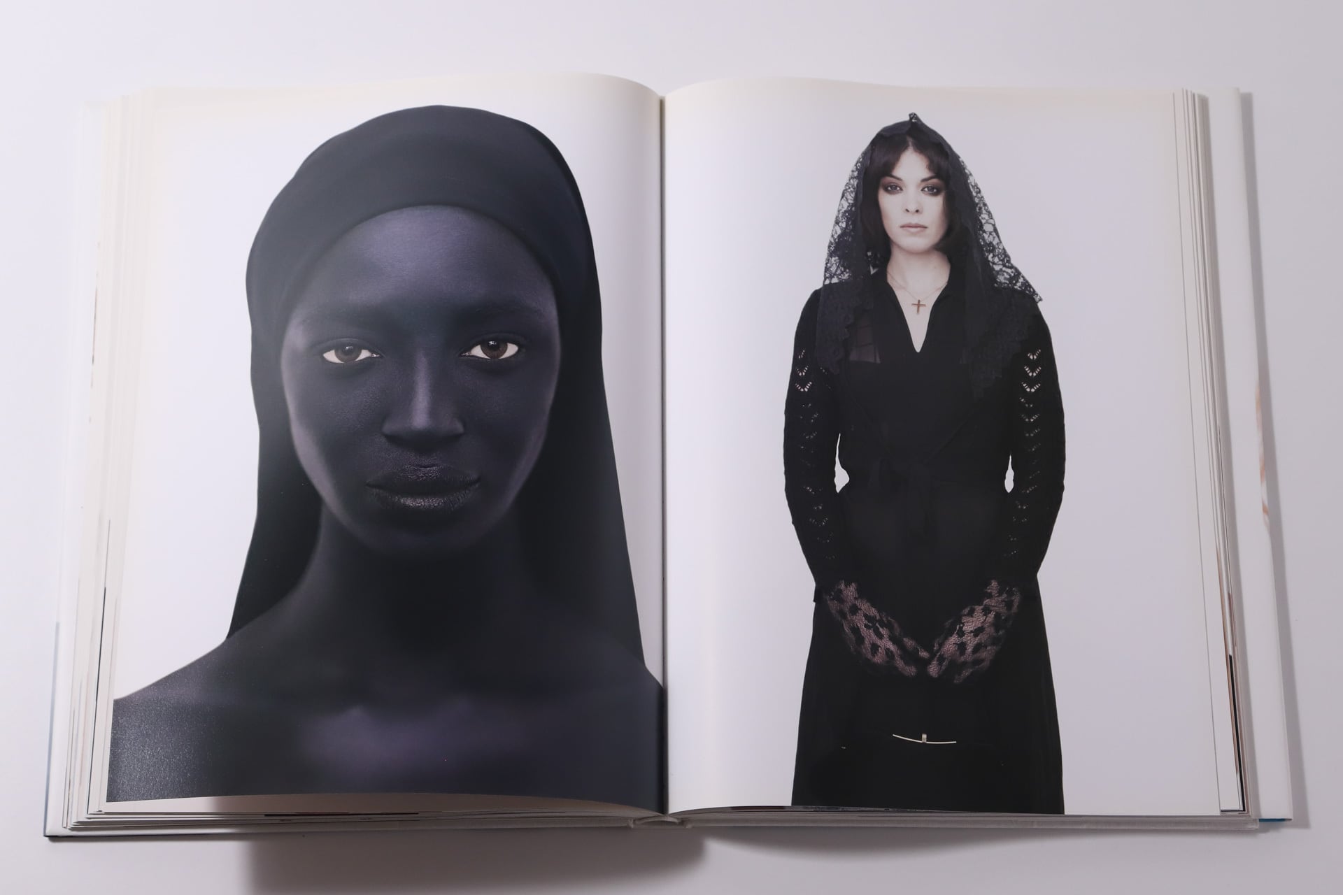 X-RAY / François Nars | CROSS_BOOKSHELF | VISIONAIRE（ヴィジョネア