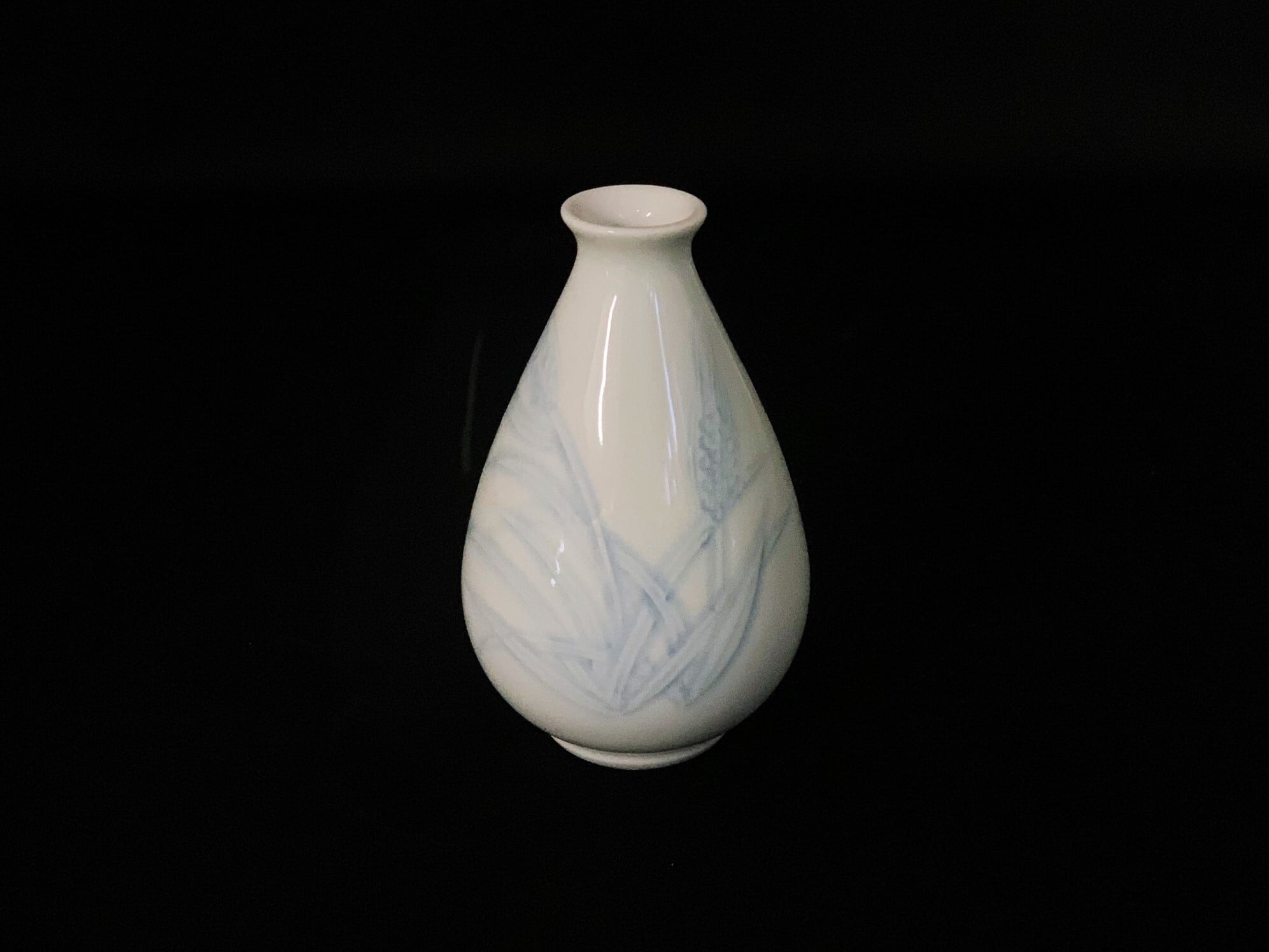 井上萬二作】白磁染麦彫文徳利 | 井上萬二窯 INOUE MANJI KILN