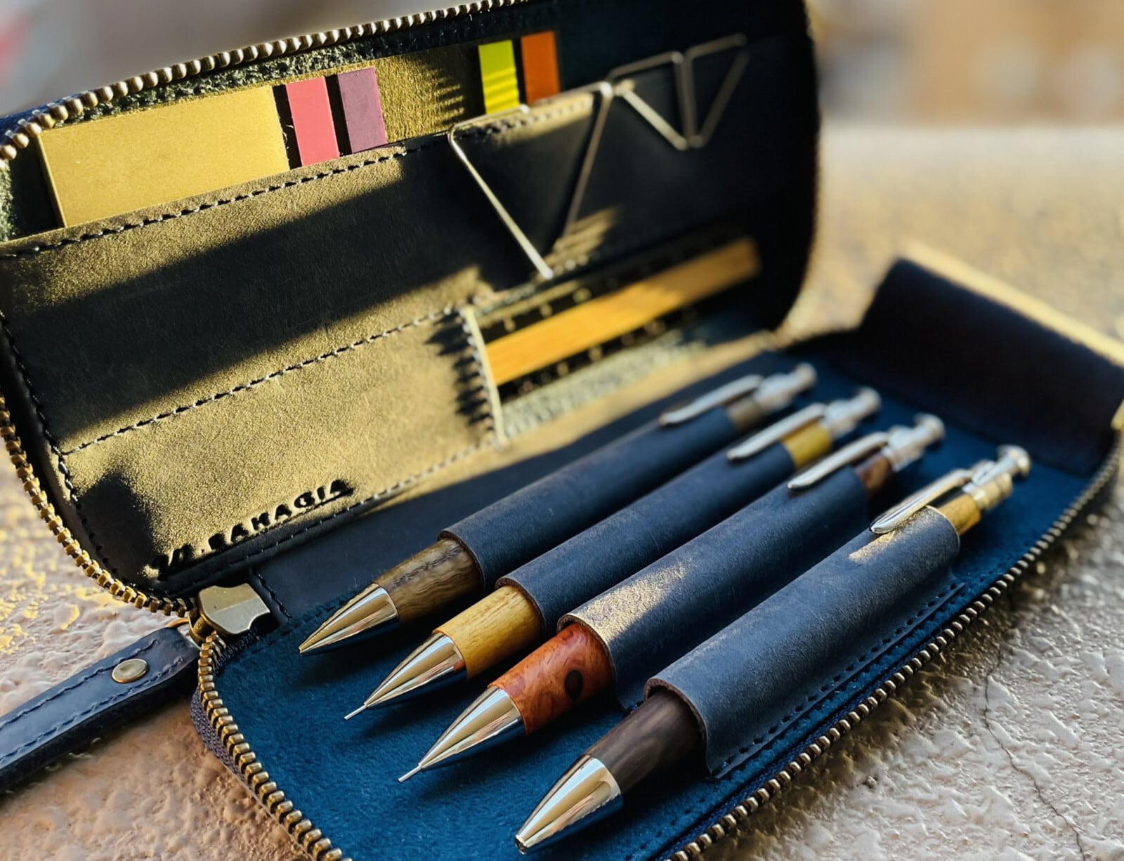 バハギア & クラフト ラウンドジップペンケース (プエブロ革モスト