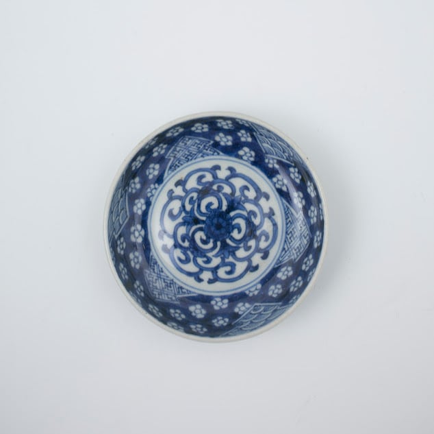最後の一枚☆ 伊万里 染付 白抜 梅散し文 小皿 豆皿 松皮菱 紗綾形