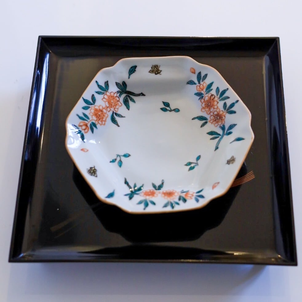 AS 山本 恭代 色絵隅入六角花枝蜂皿 | 芦屋貴兆陶家 online shop