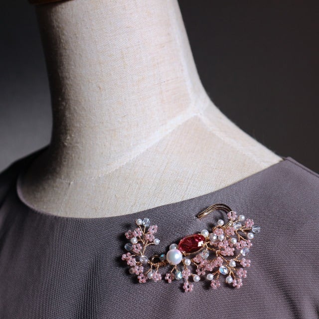 野花のブローチ ピンクビジュー | ハンドメイドのコスチューム