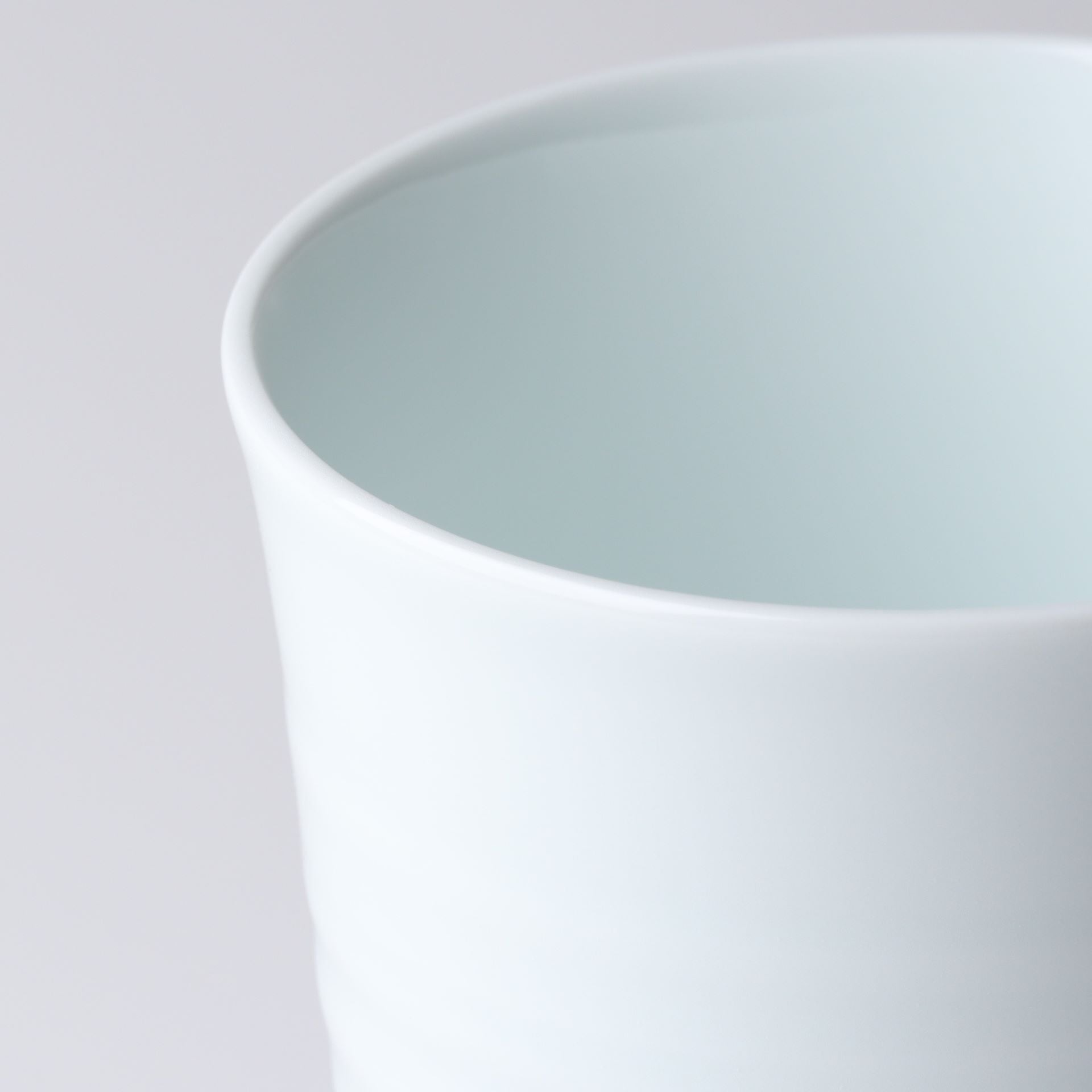 0268 白磁彫フリーカップ | 有田焼 白磁・青磁 佳秀窯 西山 正 公式