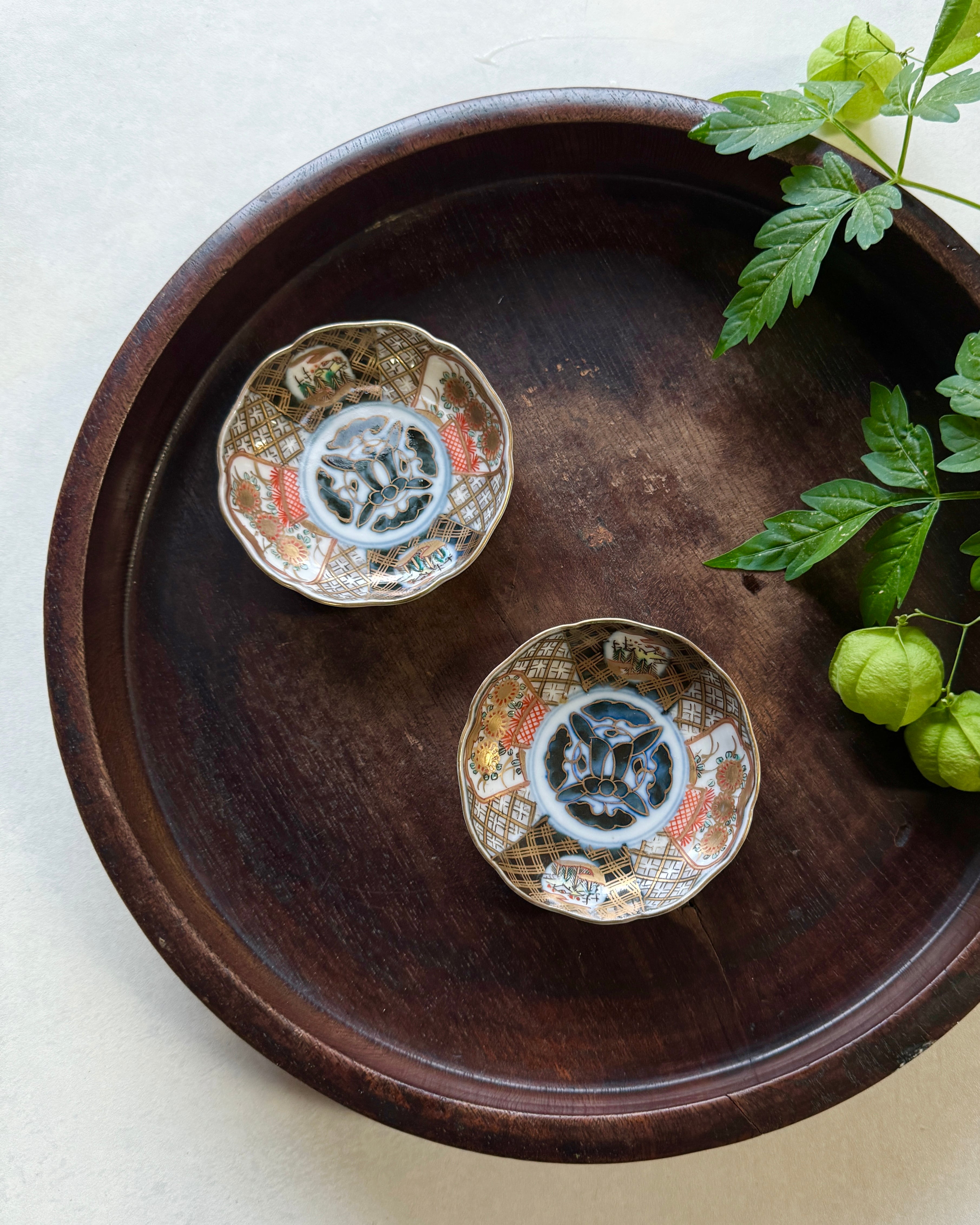 明治期 伊万里染錦豆皿二枚 骨董皿 和皿 草花文 金彩色絵小皿 | Leaf