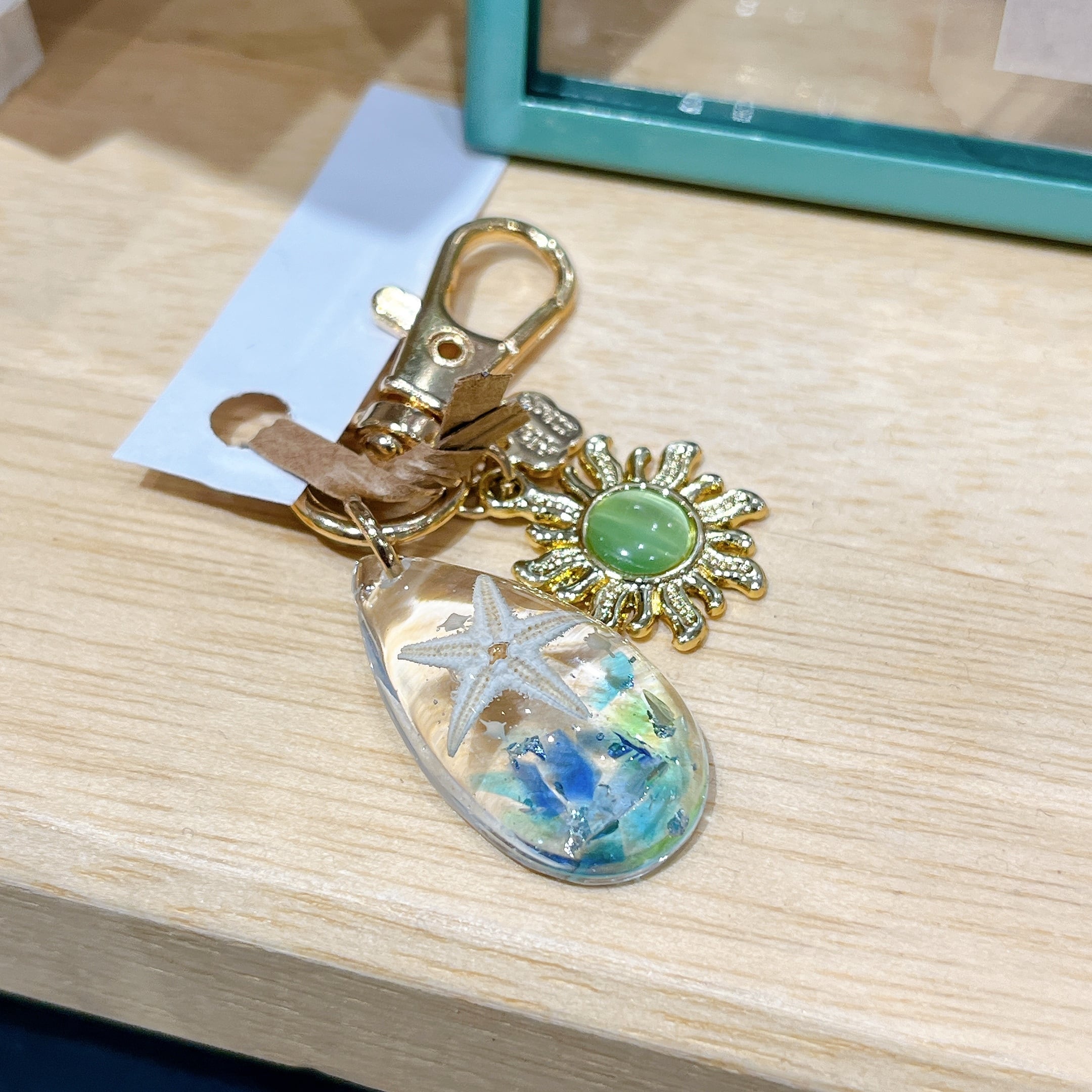 みゆママ様】1213.天然石 琉球ガラス 桜 じゃれ猫 レジン キーホルダー