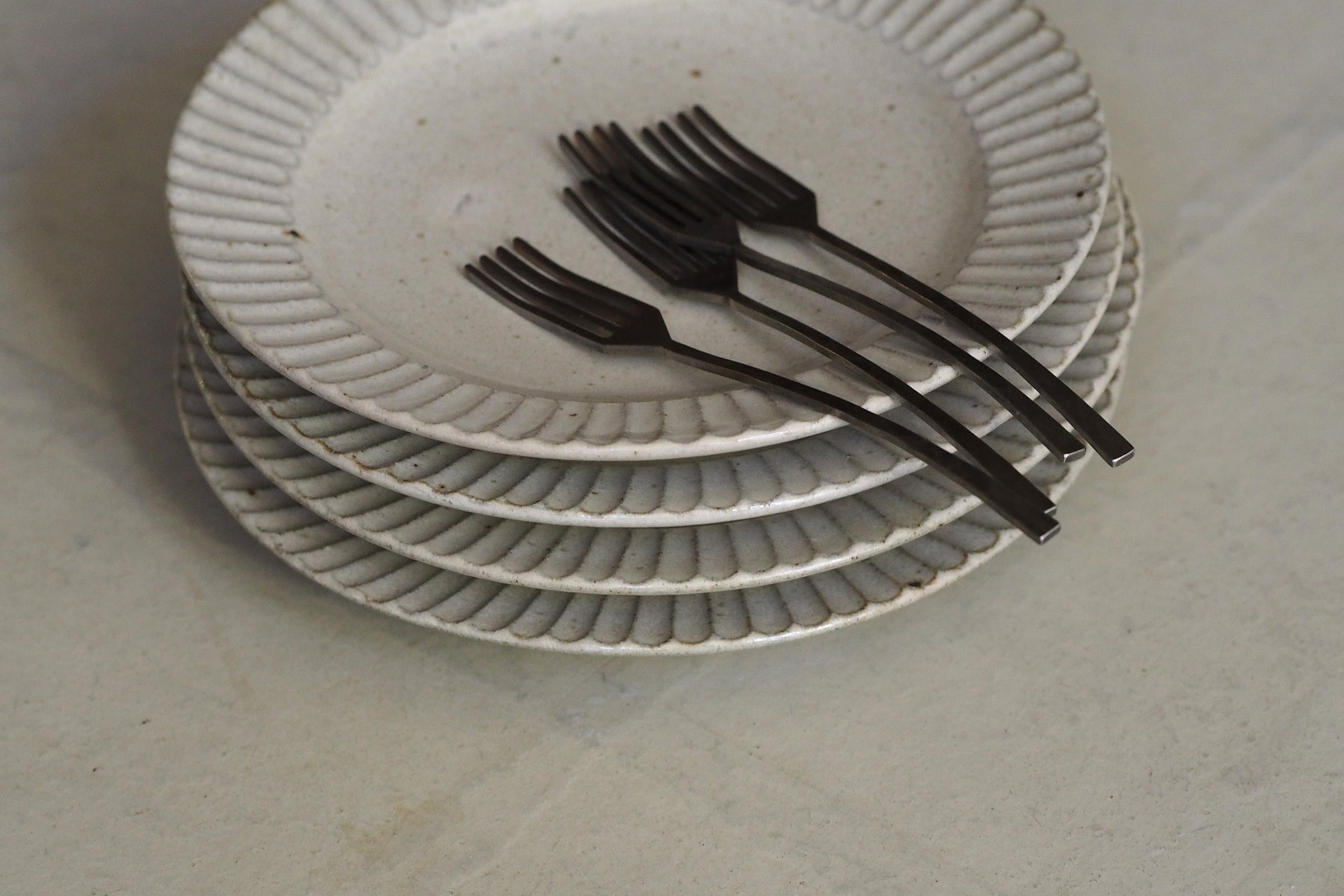 余宮隆 69.白濁釉鎬リム皿（SS） | 陶屋なづな